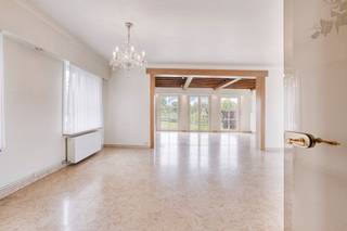 Cette construction robuste présente une disposition extrêmement logique et pratique avec tous les espaces de vie au rez-de-chaussée. Bien que la maison ait besoin d'être rénovée, la structure offre une base fantastique pour en faire la maison de vos rêves.<br /><br />Disposition : <br /><br />- Grand espace de vie lumineux avec vue sur les environs et foyer au bois chaleureux<br />- cuisine séparée<br />- 3 chambres complètes <br />- salle de bain<br />- toilettes<br />- garage/rangement intérieur<br />- grenier<br /><br />Ce qui rend cette propriété vraiment unique, c'est l'espace extérieur et les dépendances. Il y a 2 garages à l'arrière de la parcelle. Parce que ces garages sont parfaitement accessibles depuis l'arrière de la parcelle, cette propriété est idéale pour :<br /><br /> - Les indépendants qui ont besoin d'un entrepôt ou d'un espace de stockage<br />- Passionnés de voitures (espace pour plusieurs voitures/voitures anciennes)<br />- Amateurs à la recherche d'un grand studio<br /><br />La maison est située au Middelweg 128 à Ursel (Knesselare/Aalter). Ici, vous pourrez profiter d'une connexion fluide vers le centre confortable d'Ursel et les nombreuses installations d'Aalter (magasins, écoles, transports en commun). Grâce à son emplacement à seulement 10 minutes de l'autoroute E40 (Gand/Bruges), vous pouvez également être au travail en un rien de temps.<br /><br />Vous souhaitez découvrir le potentiel de ce bungalow par vous-même ?<br /><br />Contactez-nous dès aujourd'hui pour plus d'informations ou pour planifier une visite.<br /><br />Ce bien est soumis à l'obligation de rénovation imposée par le gouvernement flamand pour les bâtiments résidentiels (sauf en cas de démolition dans les 5 ans suivant l'achat). Pour plus d'informations, veuillez consulter le site web de l'Agence flamande de l'Énergie et du Climat via https://www.vlaanderen.be/een-woning-kopen/renovatieverplichting-voor-residentiele-gebouwen<br /><br />Registre des mesures: non<br /><br />Les images générées par l’IA sont fournies en guise d'inspiration. Elles ne tiennent pas compte des spécifications techniques, ni des renseignements urbanistiques, ni des possibilités concrètes de réalisation.