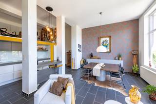<p>Op zoek naar een unieke woonst met karakter, ruimte en rust? Dit instapklaar gelijkvloersappartement is gelegen in een gerenoveerd voormalig schoolgebouw en combineert authentieke elementen met hedendaags wooncomfort. <span></span>De hoge plafonds, grote raampartijen en karakteristieke ronde hoeken zorgen voor een bijzondere uitstraling en een aangename lichtinval.<br /><br />Het appartement is rustig gelegen, nabij de Schelde, de Hobokense Polder en het Schoonselhof. Bovendien zijn er vooraan tal van gratis parkeerplaatsen beschikbaar en is Antwerpen-Zuid vlot bereikbaar.<br /><br /><strong>INDELING<br /></strong>Aangename, lichtrijke leefruimte met open keuken<br />Twee slaapkamers en een praktische vestiaire<br />Mooie badkamer en afzonderlijk toilet<br />Mezzanine met aansluitend een ruime, afgesloten zolderruimte<br />Ruime tuin met aangenaam terras<br /><br /><strong>POSITIEVE ASPECTEN<br /></strong>- Instapklaar<br />- Authentieke elementen van de voormalige school<br />- Rustige ligging<br />- Tal van gratis parkeerplaatsen vooraan<br />- Ruime tuin<br /><br />Een bijzondere woonst voor wie houdt van karakter, ruimte en een rustige woonomgeving!<br />Interesse? Contacteer ons voor meer informatie of een bezoek ter plaatse!</p>