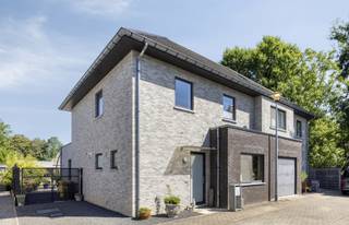 <div>
<div>Welkom in deze verrassend ruime en verzorgde gezinswoning, gelegen in een <strong>rustige doodlopende straat</strong> in Hever (Boortmeerbeek). Deze <strong>recente woning uit 2017</strong> combineert wooncomfort, energiezuinigheid en een uitstekende bereikbaarheid op een centrale locatie tussen <strong>Mechelen en Leuven</strong>.<br /><br /></div>
<div>Met een bewoonbare oppervlakte van maar liefst <strong>195 m²</strong> biedt deze woning alle ruimte voor een gezin. Op het gelijkvloers vinden we een inkomhal met gastentoilet, een multifunctionele ruimte die perfect dienst kan doen als <strong>bureau of slaapkamer</strong>, een praktische berging en een <strong>lichtrijke leefruimte met open keuken</strong>. De grote raampartijen zorgen voor een aangename verbinding met het terras en de tuin.</div>
<div><br />De eerste verdieping beschikt over <strong>twee ruime slaapkamers</strong> (eenvoudig aan te passen naar 3 slaapkamers) en een badkamer met douche. Via een vaste trap bereikt u de <strong>afgewerkte zolderverdieping</strong>, die ingericht werd als stockage maar perfect kan dienen als <strong>extra slaapkamer (master bedroom)</strong>, hobbyruimte of thuiswerkplek.</div>
<div><br />Buiten geniet u van een <strong>onderhoudsvriendelijke tuin</strong> met een <strong>ruim overdekt terras</strong> en een gezellig tuinhuis met zithoek. Ideaal om in alle rust te ontspannen of gasten te ontvangen.</div>
<div><br />De ligging is een absolute troef. De woning bevindt zich in een <strong>doodlopende straat met weinig verkeer</strong>, terwijl scholen, winkels en openbaar vervoer zich op wandelafstand bevinden. Daarnaast bereikt u vlot de belangrijkste invalswegen en bevindt <strong>Mechelen</strong> zich op slechts enkele minuten rijden. Ook recreatiemogelijkheden zoals het recreatiedomein van Hofstade en Planckendael liggen vlakbij.</div>
<div><strong><br />Extra troeven:</strong></div>
<ul>
<li><strong>Bouwjaar 2017</strong></li>
<li><strong>EPC-label B (111 kWh/m²)</strong></li>
<li><strong>Conforme elektrische installatie</strong></li>
<li><strong>4 slaapkamers</strong></li>
<li><strong>Ventilatiesysteem type D</strong></li>
<li><strong>Regenwaterput van 5.000 liter</strong></li>
<li><strong>Onderhoudsvriendelijke tuin met overdekt terras</strong></li>
<li><strong>Rustige ligging in doodlopende straat</strong></li>
<li><strong>Goede bereikbaarheid nabij Mechelen en belangrijke verbindingswegen</strong></li>
</ul>
<div><strong>Wens je meer informatie of een bezoek aan deze woning? Contacteer Sven op sven@immogve.be of 0486/400905!</strong></div>
</div>