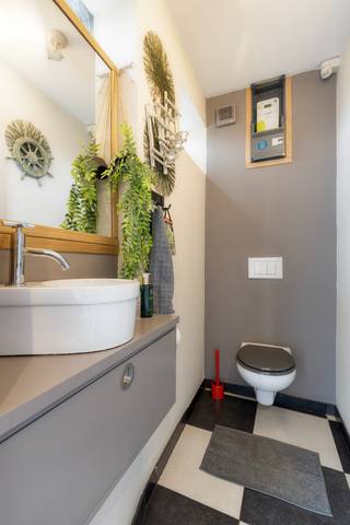 Ben je op zoek naar een gezellige woning met buitenruimte in Kruibeke? Je komt de woning binnen via de inkomhal met apart toilet en praktische...