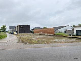 Vlakbij de Dorpstraat in Melkwezer vindt u deze PROJECTGROND voor meergezinswoning met maximaal 2 entiteiten gelegen op de hoek van de...