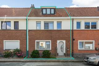 Deze gesloten bebouwing met ruim terras is gunstig gelegen nabij het centrum van Puurs-Sint-Amands, op wandelafstand van winkels, scholen en openbaar vervoer. De woning biedt een praktische indeling met op het gelijkvloers een inkomhal, een ruime leefruimte, een keuken, een berging en een apart toilet en veranda. Op de eerste verdieping bevinden zich drie slaapkamers en een badkamer. De zolderverdieping biedt extra bergruimte of mogelijkheden tot uitbreiding. Het ruime terras achteraan is ideaal voor wie graag buiten vertoeft in alle rust. De woning heeft een EPC-score van 578 kWh/m²/jaar en draagt het energielabel F (unieke code: 3645238). Voor verdere inlichtingen of een vrijblijvende bezichtiging kan u contact opnemen via het nummer 03/283.84.84 of per mail naar gert@ax-quality.be.