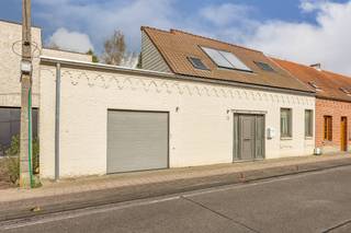 <p><strong>Instapklare woning met 4 slpks en tuin te Beerse</strong><br />EPC: 219 kWh/m² | Elektriciteit conform! | Perceel van 650 m²<br /><br /><strong>Omschrijving:</strong><br />Deze instapklare woning omvat een gezellige ruime woonkamer met een degelijke, grote open keuken. De keuken is uitgerust met een inductiekookplaat, oven, bordenwarmer, microgolfoven, koelkast en vaatwasser. Als extra geniet de eetkamer van een aangename pelletkachel. Tevens beschikt men op het gelijkvloers over ruime inkomhal, een apart toilet, een vernieuwde badkamer en een extra ruimte op verhoog. Deze ruimte kan ideaal ingedeeld worden als bureau of speelkamer. De ruime badkamer is uitgerust met een douche, ligbad, meubel met dubbele wastafel en een toilet. <br /><br />Op de eerste verdieping bevinden zich 4 slaapkamers, waarvan 1 met hoogslaper.<br />Als extra is de woning uitgerust met een compacte kelder dewelke kan dienen als opslag of als wijnkelder.<br />Als troef beschikt men over een inpandige garage, te gebruiken als wasplaats en praktische berging voor fietsen etc.<br /><br /><strong>Algemeen:</strong><br />- Instapklaar!<br />- Landelijke keuken<br />- Vernieuwde badkamer<br />- 4 Slaapkamers<br />- Elektriciteit conform tem 2049!<br />- Zonneboiler<br />-Asbestveilig</p>