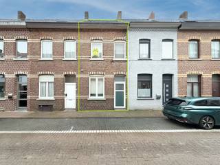 Gerenoveerde woning met 3slaapkamers en terras.  Indeling: gelijkvloers: ruime inkomhal met inbouwkasten, wc, badkamer ,lichtrijke woonkamer,...