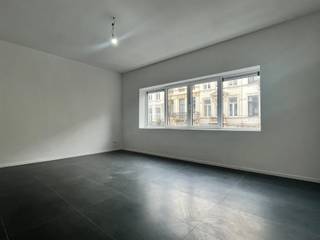 Wens je ook te wonen op wandelafstand van het bruisende Zuid? In dit kleinschalig gebouw bevindt zich dit gezellig te maken appartement met twee slaapkamers. Het gebouw werd volledig gestript en opnieuw vakkundig opgebouwd. De oorspronkelijke houten vloer zijn vervangen door duurzame betonnen vloer constructie. Alles vernieuwd: CV installatie, alle leidingen, elektriciteit, ramen, deuren, dak, sanitaire voorzieningen... Extra voorziening van berging en fiets berging. Alle nutsvoorzieningen op eigen rekening. Laat je alvast inspireren bij het kiezen van jouw keuken. Volledig naar jouw stijl en kleur! Als extra troef kan je ontspannen op het gemeenschappelijk dakterras.Abricasa – Vastgoed voor generaties: Jouw vastgoedpartnerWil je jouw eigendom verkopen of zoek je een vastgoedmakelaar voor verhuur of beheer?Abricasa biedt persoonlijke begeleiding bij al uw vastgoedvragen, van begin tot eind. Leer ons kennen!