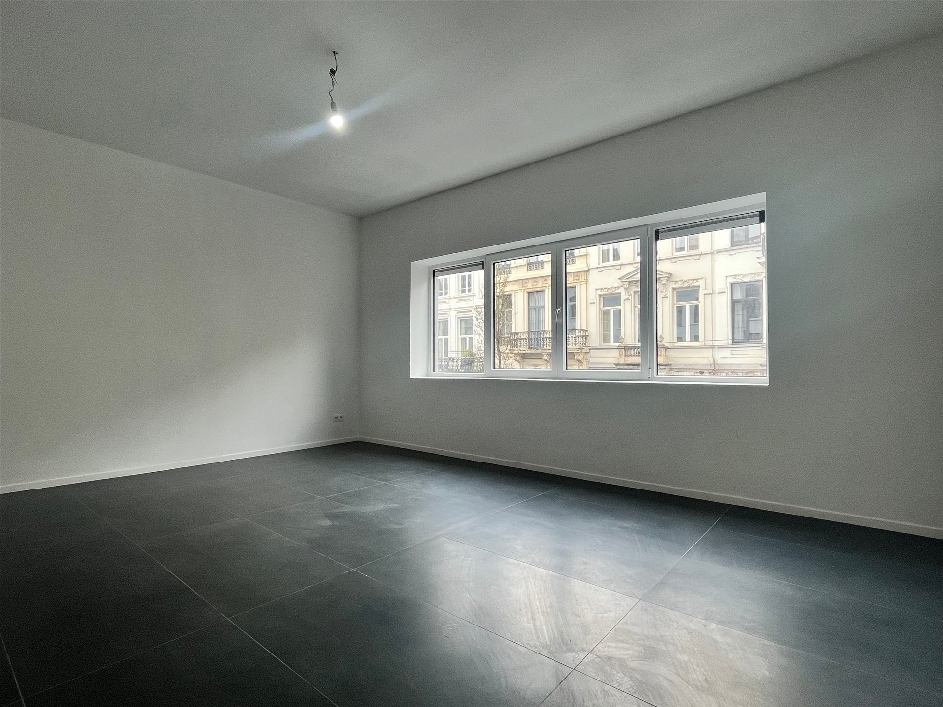 Volledig vernieuwd 2-slaapkamerappartement met gemeenschappelijk terras - foto 3