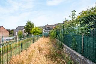 <p>Ruime gezinswoning met terras, tuin en panoramisch uitzicht op Geraardsbergen</p><p>Op een rustige locatie aan de stadsrand, maar toch op wandelafstand van het centrum, winkels en recreatiemogelijkheden, bevindt zich deze ruime gezinswoning met veel potentieel en een mooi uitzicht over Geraardsbergen.</p><p>De woning werd reeds deels gerenoveerd. Zo werd in 2023 een condenserende gasketel geplaatst, waardoor de energieprestatie reeds verbeterde van EPC-label F naar E. Daarnaast biedt de woning nog mogelijkheden om verder naar eigen smaak te moderniseren.</p><p>Op het gelijkvloers kom je binnen in een ruime, doorlopende leefruimte met een zit- en eetplaats. Via dubbele deuren bereik je de leefkeuken. Aansluitend bevinden zich een badkamer met douche en badkamermeubel, een apart toilet en verderop nog een tweede toilet.</p><p>Achteraan bevindt zich een tweede gebouw dat momenteel dienstdoet als wasplaats en rechtstreeks aansluit op de buitenruimte. Deze bestaat uit een terras en een tuin die nog verder naar eigen wens kunnen worden ingericht. Als extra troef geniet je hier van een prachtig panoramisch uitzicht over de benedenstad van Geraardsbergen.</p><p>Op de eerste verdieping bevinden zich twee slaapkamers. De tweede verdieping is ingericht als volwaardige zolderverdieping met nog twee extra slaapkamers.</p><p>Deze woning combineert een uitstekende ligging, veel leefruimte en authentieke elementen. Met enkele opfrissingen creëer je hier een hedendaagse gezinswoning met een mooie buitenruimte en een uniek uitzicht.</p><p>Absolute troeven</p><p>- 4 slaapkamers<br />- Condenserende gasketel (2023)<br />- Conforme elektrische installatie<br />- Terras en tuin met panoramisch uitzicht<br />- Authentieke elementen en veel karakter<br />- Op wandelafstand van centrum, winkels en recreatie<br />- Mogelijkheid om verder naar eigen smaak te moderniseren</p><p>Interesse? Contacteer Femke via femke@immobeguin.be voor meer informatie of een bezoek.</p>