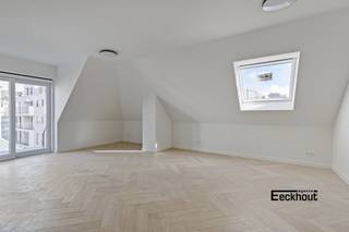 Deze volledig gerenoveerde penthouse bevindt zich in een standingvol erfgoedpand met beschermde gevel in modernistische stijl. Het appartement bevindt zich in het centrum van de stad en op een boogscheut van de zeedijk, het strand, winkelstraat en allerhande gezellige horeca-adresjes.<br />Het appartement is ingedeeld als volgt: open en lichtrijke leefruimte, keuken met aangrenzende grote berging, apart toilet, 2 slaapkamers met elk een ensuite badkamer. De ene badkamer is voorzien van een dubbel lavabomeubel, inloopdouche en toilet, de andere badkamer van lavabomeubel, toilet en ligbad. <br />Vanuit de leefruimte heeft men toegang tot een ruim, privaat zonneterras. Bovendien is er een groot gemeenschappelijk dakterras waar men ook de hele dag door van de zon kan genieten.<br />Het appartement werd met alle moderne voorzieningen en topmaterialen afgewerkt. Denk maar aan een prachtig visgraatparket, gerectificeerde tegels (1m20 x 1m20), vloerverwarming, een gepantserde veiligheidsdeur, privatieve verwarming op aardgas, hoogrendementsketels en videofonie met gsm-module op afstand, design sanitair en inloopdouches op tegelvloer (zonder douchebak).<br />Er is een privatieve kelderberging, afvallokaal én ruime fietsenberging voorzien. De fietsenberging heeft een aparte, makkelijk toegankelijke ingang en is voorzien van meerdere laadpunten. <br />Verkoop onder registratierechten (geen BTW)!