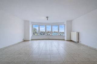 Dit ruim en instapklaar appartement type doorloper is rustig gelegen langs de vaart, met open zicht op het water en in de onmiddellijke nabijheid...