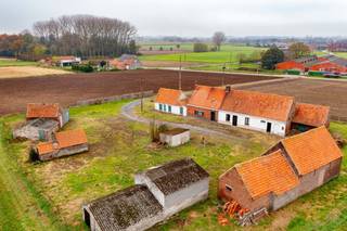 In landelijke omgeving gelegen hoeve met op mooie blok grond te koop te Kruisem.<br />De hoeve is mooi afzonderlijk gelegen met vooraan perceel akkerland van 0,75 ha en achteraan een weide van 1,5 ha.<br />De landbouwbedrijfswoning en voormalige stallen zijn te verbouwen/herbouwen.<br />Ze is zeer vlot bereikbaar via afrit E17 Kruisem.<br />Contacteer ons voor bijkomende info mbt de mogelijkheden.<br />