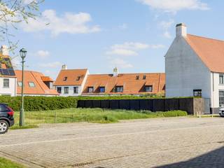 In de authentieke dorpskern van Ramskapelle bieden wij u dit uitzonderlijk zeldzame perceel bouwgrond van 348m² aan, gelegen in de recente en kwalitatief uitgevoerde verkaveling “De Tegelrie”.<br /><br />Dit unieke stukje grond baadt in het licht dankzij de ideale zuidelijke oriëntatie en geniet van een bijzonder rustige en groene leefomgeving. <br /><br />Het dorp ademt authenticiteit en charme, met alle rust van een landelijke setting, maar behoudt een vlotte bereikbaarheid via invalswegen en openbaar vervoer naar het centrum van Knokke-Heist en Brugge. <br /><br />Heeft u interesse? Alle informatie is te verkrijgen via immo | NANO - 050 60 60 78 of info@immonano.be.<br /><br />U bent eveneens van harte welkom op afspraak in ons bureel, gelegen aan de Natiënlaan 231 te Knokke-Heist, voor een vertrouwelijk gesprek.