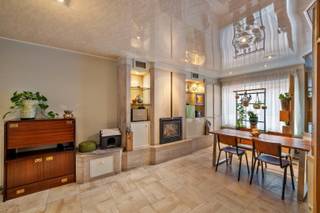 - Centrale ligging in Menen, op een boogscheut van de Markt: Ieperstraat 21<br />- Gezellige leefruimte<br />- Keuken met zicht op de koer<br />- Praktische berging/wasruimte<br />- Ruime, droge kelder<br />- Toffe stadstuin met overdekt gedeelte<br />- 4 slaapkamers<br />- Badkamer met douchebad, toilet en wastafelmeubel<br />- EPC: 419 kWh/m²/jaar, label E (renovatieplicht van toepassing)<br />- Richtprijs: € 149.000