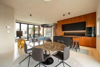  Luxe, rust en ruimte midden in het bruisende centrum.  Dit sublieme penthouse ligt in de prestigieuze Henri Van Heurckstraat, pal tussen...