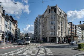 Authentiek 2-slaapkamer appartement op toplocatie.<br /><br />Op de derde verdieping van een statig hoekgebouw aan de Mechelsesteenweg en de Britselei bevindt zich dit prachtig gerenoveerde appartement in authentieke Art Nouveau-stijl. De ligging is ideaal: op wandelafstand van het stadscentrum en met vlotte aansluiting op het openbaar vervoer.<br /><br />GA NAAR WWW.DEBOERENPARTNERS.BE OM RECHTSTREEKS UW ONLINE AFSPRAAK IN TE PLANNEN<br /><br />Het appartement werd met zorg afgewerkt, met behoud van de originele elementen. De gemeenschappelijke delen ademen karakter, met een indrukwekkende trappenhal en een charmante, authentieke lift. Bovendien is er een conciërge aanwezig in het gebouw.<br /><br />Indeling:<br />Ruime inkomhal<br />Woonkamer van ca. 23 m²<br />Aparte eetkamer van ca. 17 m²<br />Volledig uitgeruste keuken met o.a. een ingebouwde vaatwasser<br />Twee slaapkamers (ca. 10 m² en 20 m²)<br />Badkamer met douche en wastafel<br />Apart toilet<br />Praktische berging met aansluitingen voor wasmachine en droogkast<br /><br />Bijzonderheden: <br />Algemene kosten: € 50/maand (voor onderhoud en verbruik van de gemeenschappelijke delen en de lift)<br />Beschikbaarheid: vanaf 15/04<br /><br />GA NAAR WWW.DEBOERENPARTNERS.BE OM RECHTSTREEKS UW ONLINE AFSPRAAK IN TE PLANNEN