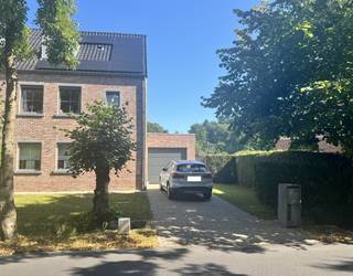 Deze zonnige, praktisch ingedeelde woning combineert perfect comfort en gezelligheid en is bovendien ideaal gelegen voor wie houdt van natuur maar wel goede bereikbaarheid van centrumfuncties apprecieert. De met kwaliteitsvolle materialen afgewerkte woning werd afgewerkt in 2016 en beschikt gelijkvloers over hall met gastentoilet, toegang naar ruime woonkamer met open keuken en aanpalend ruime bergplaats die ook toegang geeft naar de, naast de woning gelegen, garage.  Achteraan terras en grote zonnige tuin. Op de eerste verdieping nachthal, 2 ruime slaapkamers (15.33 en 14m²) met parketvloer, badkamer en apart toilet. Op de tweede verdieping nachthal, 2 slaapkamers van 11.28 en 10.50m² met parketvloer en aparte bergplaats. Recent geplaatste zonnepanelen aanwezig, centrale verwarming d.m.v. hoogrendements gaswandketel die in de garage hangt. Zeer energiezuinig label B 112 kWh/m². Perceel 586m².Voor meer informatie of een plaatsbezoek kan u terecht op ann@batimmo-vastgoed.be of telefonisch op 0473/45.77.37