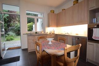 <span><strong>2 slaapkamer</strong> appartement met zicht op een pleintje, ideale woning voor alleenstaande of een koppel, rustig gelegen <strong>aan een pleintje</strong>, openbaar vervoer, op- en afritten van en naar Brussel en Gent. In een bescheiden appartementsgebouw van 1930 op de <strong>gelijkvloerse verdieping</strong>; eigen inkomhal<strong> (fiets)</strong>, een mooie ruime eetplaats op originele visgraat parket met aansluitend het woongedeelte met zicht op het pleintje. Vanuit de eetplaats heeft men links een <strong>badkamer met inloopdouche</strong> en een ruime slaapkamer met achterliggend een tweede slaapkamer/bureaugedeelte, een <strong>apart toilet</strong>. Rechts achteraan vanuit de eetplaats heeft men een aparte maar <strong>modern ingerichte keuken</strong> met zicht op het westgericht <strong>terrasje en tuin</strong>, ideaal om te aperitieven in de zomer. Tevens is er via de tuin toegang tot een <strong>berg- en wasruimte</strong>.</span>