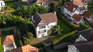 Alleenstaande villa in 2de lijn op 200 meter van het strand, vlakbij de Kustlaan en het Albertplein te Knokke-Zoute.
De villa is volledig te renoveren of nieuw te bouwen. Er is een goedgekeurde bouwvergunning voor het bouwen van een luxueuze villa bestaande uit 5 slaapkamers, 3 badkamers, een grote ondergrondse garage voor meerdere wagens.
De aanleg van een buitenzwembad is mogelijk.
Deze villa is gelegen in de schitterende omgeving van de Fochlaan en de Prins Karellaan.