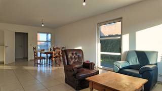 Deze verzorgde woning biedt een aangename combinatie van ruimte, licht en comfort. Met een doordachte indeling, een zonnige tuin en een inpandige garage is dit een ideale thuis voor wie rustig en comfortabel wil wonen.<br /><br /><strong>Ligging</strong><br /><br />De woning is gelegen in de Oude Staatsbaan te Adegem en geniet van een vlotte verbinding. Dankzij deze gunstige ligging zijn dagelijkse voorzieningen en belangrijke invalswegen vlot bereikbaar, terwijl u toch kan genieten van een aangename woonomgeving.<br /><br /><strong>Indeling van de woning</strong><br /><br />Via de inkomhal met gastentoilet betreedt u de woning. De gelijkvloerse verdieping omvat een zonnige woonkamer met aansluitend een ingerichte keuken, wat zorgt voor een aangenaam en open leefgevoel. Op de verdieping bevinden zich drie volwaardige slaapkamers, een praktische bergruimte en een badkamer uitgerust met zowel een ligbad als een douche. Daarnaast beschikt de woning over een ruime inpandige garage.<br /><br /><strong>Extra troeven</strong><br /><br />✅ Bewoonbare oppervlakte van ca. 160 m²<br />✅ EPC-label B<br />✅ Zuidgerichte tuin met terras en tuinhuis<br />✅ Inpandige garage met veel bergruimte<br />✅ Beschikbaar vanaf 1 maart 2026<br /><br /><em><strong>Interesse? Plan uw bezoek in via onze website!</strong></em>