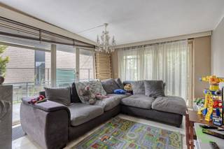 <p><span>In de Bloemendaalstraat ter hoogte van nummer 11 vinden we deze splitlevel, open bebouwing op een perceel van 7a 52ca terug.<br />Via de nabijgelegen Grote Baan is er een snelle en goede verbinding met de E314. </span></p><p><span>De woning is op anderhalve kilometer van het centrum van Halen gelegen, waardoor een basisschool, verschillende supermarkten, enz op wandelafstand zijn gelegen. <br /><br />Bij het betreden van de woning komen we in de ruime inkomhal binnen. Van hieruit is er toegang tot de woonkamer met eetkamer, de keuken, het apart toilet, de 3 slaapkamers en de badkamer. </span></p><p><span>Verder geeft de inkomhal ook toegang tot de kelder, hier is een inpandige garage en een wasplaats voorzien.</span></p><p><span> </span></p><p><span>Pluspunten:</span></p><p><span>- centrale ligging</span></p><p><span>- verschillende mogelijkheden qua renovatie</span></p><p><span>- onderkelderd</span></p><p><span> </span></p><p><span>De vermelde bewoonbare oppervlakte is de netto-oppervlakte van de woning met uitzondering van de kelder.</span></p><p><span> </span></p>