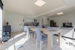 EERSTE KIJKDAG ZATERDAG 3/10 VAN 10U TOT 12U (enkel op afspraak!)<br /><br />HAALTERT - Appartement op de eerste verdieping met terras en garage, rustig gelegen in Haaltert nabij het station van Ede.<br /><br />Dit praktisch ingedeelde appartement is een mooie opportuniteit voor wie comfortabel wil wonen op een goed bereikbare locatie.<br />Bij het binnenkomen is er een inkomhal met een apart toilet. Verder beschikt het appartement over twee slaapkamers, waarvan 1 met terras en een lichtrijke woonkamer met open keuken, wat zorgt voor een aangename en open leefruimte.<br />Bovendien beschikt het appartement over een garage, een extra troef voor wie waarde hecht aan parkeergelegenheid en bergruimte.<br />De ligging is bijzonder praktisch: winkels, scholen en openbaar vervoer bevinden zich in de nabije omgeving. Ook het station van Ede ligt dichtbij, waardoor verplaatsingen richting Aalst en andere bestemmingen vlot verlopen.<br />Ideaal voor eigen bewoning als voor investering!<br /><br />Kortom: Bent u op zoek naar een centraal gelegen appartement met 2 slaapkamers, garage en terras? Aarzel dan niet en maak snel uw afspraak 053/60.65.60<br /><br />De vermelde prijs is een richtprijs. Na ontvangst van de biedingen zal de verkoper beslissen of hij/zij de eigendom verkoopt aan het beste bod. De richtprijs is aldus niet bindend voor de verkoper. Voor meer info kunt u ons contacteren of het reglement raadplegen op onze website.