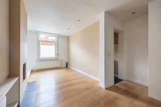 <p>Bent u op zoek naar een instapklare en verrassend ruime woning met veel natuurlijke lichtinval en een modern comfort? Zoek niet verder. Een charmante woning gelegen in het centrum van Kapellen, dat een slimme indeling combineert met een huiselijke sfeer. De leefruimte met een moderne open keuken geeft je een groot ruimtelijk gevoel. Achteraan de keuken is de aparte wasplaats, berging en nog een extra gastentoilet. Op de eerste verdieping bevinden zich drie slaapkamers en een ruime badkamer dat voorzien is van douche, bad en nog een 2de toilet. Er is een ruim terras en tuin dat veel privacy bied. De woning is zeer praktisch ingericht, elke vierkante meter in dit huis is functioneel benut. Er zijn veel maatkasten waardoor dit huis veel opbergruimte heeft. EPC label C. Wg, Vg, Gvkv, Gvkr, Gmo. <br /> </p>