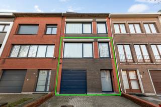 Deze ruime en goed onderhouden duplex gelegen aan de Karel Soetelaan 52 te Borsbeek biedt een ideale oplossing voor wie samen wil wonen met behoud van privacy, zoals ouders, kinderen of een zorgsituatie. De woning combineert functionaliteit met comfortabele leefruimtes en een aangename buitenomgeving.<br /><br />Op het gelijkvloers bevindt zich een praktische inkom die toegang geeft tot de garage met automatische sectionaalpoort en aansluiting voor wasmachine. Verder is er een slaapkamer met rechtstreekse toegang tot de tuin, nog een slaapkamer, een badkamer met douche, een apart toilet en een hal. Deze verdieping leent zich perfect als zelfstandige woonunit of hobbyruimte.<br /><br />De eerste verdieping verwelkomt je in een gezellige leefruimte, aansluitend aan een volledig ingerichte keuken met alle hedendaagse comfort. Verder is er een tweede comfortabele slaapkamer, een ruime badkamer met bad en douche, een apart toilet en een aangenaam terras waar het heerlijk vertoeven is.<br /><br />Buiten is er een onderhoudsvriendelijke tuin van 81 m², perfect voor ontspanning of een gezellige zomeravond. Dankzij de gunstige ligging nabij scholen, winkels en openbaar vervoer (bus en tram) geniet deze woning van een uitstekende bereikbaarheid en alle dagelijkse voorzieningen binnen handbereik.<br /><br />pluspunten:<br />- EPC A, zonnepanelen, warmtepomp en conforme elektriciteit.<br />- Grote garage met oprit en automatische poort. <br />- Een aangename tuin van 81 m² en een terras<br />- Volledig uitgeruste keuken / 2 badkamers<br />- Praktische indeling met veel leefcomfort<br />- Gunstige ligging nabij scholen, winkels en openbaar vervoer (bus en tram)<br />- Vlotte bereikbaarheid en alle voorzieningen in de buurt<br /><br />Heeft u interesse in dit eigendom en wenst u een bezoek ter plaatse in te plannen? Aarzel niet ons te contacteren. Wij zijn bereikbaar via het nummer 03 337 50 70 of info@vbvastgoed.be.