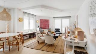 <span><span><em><strong>Hoogwaardig designappartement incl. dubbele garagebox in hartje Knokke.</strong></em></span></span><br /><br />Niet elke totaalrenovatie slaagt erin meer te worden dan een optelsom van hoogwaardige materialen en technische verbeteringen. In slechts zeldzame gevallen ontstaat er een woning waarin elke ingreep deel uitmaakt van één samenhangende visie. Dit hoekappartement aan de Van Steenestraat, op de kruising met de Smedenstraat, is daar een overtuigend voorbeeld van.<br /><br />Dit ruim appartement werd volledig aangepakt met één duidelijke ambitie: een tijdloze woonomgeving creëren waarin ruimte, functionaliteit en licht elkaar in evenwicht houden.<br />e renovatie bracht een interieur voort waarin maatwerk, juiste proportie en materiaalkeuze elkaar op een vanzelfsprekende manier versterken.<br /><br />Wanneer u het appartement binnenstapt valt vanaf het eerste moment op hoe natuurlijk het appartement zich laat beleven. Dankzij de hoekligging wordt de leefruimte langs meerdere zijden omringd door raampartijen. Het daglicht beweegt gedurende de volledige dag doorheen het interieur en verandert voortdurend de sfeer van de ruimtes. <br /><br />De leefruimte vormt het kloppend hart van het appartement en creërt een interieur dat tegelijk warm en ingetogen aanvoelt. <br />Diezelfde ontwerpfilosofie loopt als een rode draad doorheen de rest van het appartement. <strong>Maatwerk </strong>werd voorzien als essentieel onderdeel.<br />De op maat gemaakte dressingkasten in zowel de nachthal als de master bedroom zorgen rust, eenvoud en esthetiek.<br /><br />De <strong>twee volwaardige slaapkamers</strong> bieden zeker voldoende ruimte, terwijl ook de badkamer niet mag onderdoen met zowel een ligbad als een afzonderlijke douche. Een apart gastentoilet en een praktische berging zorgen voor extra comfort.<br /><br />Aansluitend van de lounge geniet u van een echt stadsbalkon. Een kleine maar zeer aangename buitenruimte waar men even kan genieten van de zon.<br /><br />Daarnaast moeten we ook de praktische troeven vermelden dat deze kleinschalige residentie met zich meebrengt. De uitzonderlijk <strong>ruime privatieve garage</strong> is een zeldzaamheid in deze omgeving en biedt niet alleen royaal plaats aan één of twee wagens en extra bergruimte, maar laat bovendien toe een bijkomend voertuig voor de garage te parkeren.<br />Er zijn geen gemeenschappelijke kosten voor het gebouw en onderstreept daarbij de onafhankelijkheid en efficiëntie van dit appartement.<br /><br />Verdere troeven: rolluiken, vernieuwde gaswandketel, EPC-label B (132 kWh/m² jaar). <strong>Geen gemeenschappelijke kosten</strong>.<br /><br />Een bezoek inplannen kan steeds op afspraak via <strong>0471 22 68 18 </strong>of <strong>info@immonano.be</strong>.<br /><br />Kleinschalige residentie met maar 2 appartementen en garageboxen, zonder gemeenschappelijke kosten. 