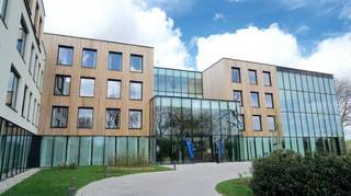 <strong>Kwaliteitsvolle serviceflat - assistentiewoning</strong> met zonnig <strong>TERRAS</strong>, uitstekend gelegen in de stijlvolle <strong>residentie Papenhof</strong>.<br />Een recente bouw met vernieuwende hedendaagse architectuur, perfect gelegen in een <strong>oase van groen en rust </strong>op een domein grenzend aan een mooi <strong>wandelpark Sint-Pietersplas</strong> en vlakbij het AZ Sint-Jan. De flat is volledig afgewerkt met kwalitatieve duurzame en onderhoudsvriendelijke materialen en is natuurlijk volledig aangepast aan de noden van rolstoelgebruikers.<br />U kan genieten van diverse <strong>gemeenschappelijke diensten</strong> en faciliteiten zoals kapsalon, recreatieruimte, restaurant . . .<br /><br />Omvat een lichtrijke leefruimte met ingerichte open keuken, berging met voorziening wasmachine, ruime slaapkamer, badkamer met inloopdouche en hangtoilet en een zonnig terras met prachtig en rustgevend uitzicht op de groene omgeving.<br />De huurprijs per maand is indicatief, residentie Papenhof werkt met een dagprijs en die bedraagt: 49,78 euro ( dit omvat een woon- en dienstencomponent en is inclusief verbruik nutsvoorzieningen )<br /><br />Onmiddellijk vrij !