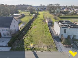 Unieke bouwgrond (55are) voor vrijstaande woning!<br /><br />Deze prachtige open bebouwing is gelegen in een uiterst rustige en groene omgeving. Het perceel is bouwrijp en vrij van huur of pacht.<br />Er is een vlotte verbinding naar zowel Geel als Westerlo. De autostrade E313 is op 10 min met de wagen.<br /><br />Straatbreedte is 16,5 meter. Nutsvoorzieningen zijn aanwezig in de straat.<br /><br />Mogelijkheden:<br />- rustig gelegen in groene omgeving<br />- ideaal voor dierenliefhebbers<br />- deels woongebied, achterliggend agrarisch gebied<br />- bijgebouw mogelijk van 75m²<br /><br />Voor meer info en bouwvoorschriften kan u ons contacteren via info@immovl.be of 014 58 02 08.