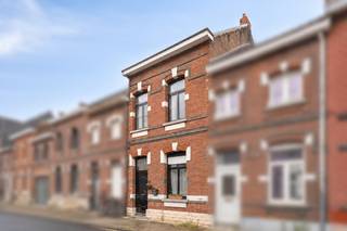 <p>Ruim huis in Willebroek met stadstuin en een vlotte verbinding.</p>
<p> </p>
<p>Deze karaktervolle woning combineert ruimte en potentieel met een centrale ligging in Willebroek. Geniet van de aangename stadstuin en het comfort van winkels, openbaar vervoer, het park en het administratief centrum vlakbij. Dankzij de vlotte verbindingen bereik je bovendien snel de omliggende gemeenten en belangrijke invalswegen. Een interessante woning voor wie ruimte, bereikbaarheid en mogelijkheden zoekt.</p>
<p><br /><strong>Garage optioneel aan te kopen aan: 25.000 euro</strong></p>
<p>Belangrijkste ruimtes:<br />• Ruime leefruimte met mogelijkheden voor een gezellige zithoek en eetplaats<br />• Functionele keuken met aansluiting naar de buitenruimte<br />• Stadstuin met extra berging<br />• 4 slaapkamers</p>
<p> </p>
<p>Troeven:<br />• Veel ruimte en tal van indelingsmogelijkheden<br />• Stadstuin in een centrale omgeving<br />• Goede verbinding via openbaar vervoer en nabij belangrijke voorzieningen</p>
<p> </p>
<p>Neem vandaag nog contact op met je ERA-makelaar voor een bezoek.</p>
<p> </p>
<p>JOUW DROOMHUIS. ZO GEVONDEN!</p>
