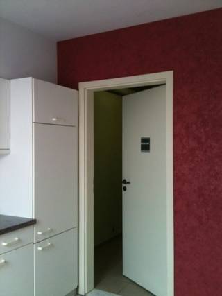 Het appartement omvat volgende ruimtes: Inkom, keuken, berging, woonkamer, badkamer, afzonderlijk toilet, twee slaapkamers, lift, garage nr. 4, terras, kelder nr. 4 en elektrische verwarming.