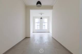 Dit prachtige gelijkvloers appartement bevindt zich in een volledig gerenoveerd herenhuis dat net werd opgeleverd. De woning combineert...