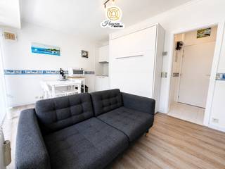 Lichtrijke, energiezuinige studio met EPC-label C in het hart van Koksijde-Bad, op wandelafstand van strand en zee. Gelegen op de 2de verdieping van een verzorgd gebouw en oost-zuid georiënteerd, geniet deze bemeubelde studio de hele dag van aangenaam natuurlijk licht.<br />Indeling:<br />Inkomhal met op maat gemaakte inbouwkasten voor maximale bergruimte.<br />Volledig geïnstalleerde keuken, praktisch ingedeeld en instapklaar.<br />Badkamer met douche en toilet.<br />Lichtrijke leef/slaapruimte, smaakvol bemeubeld, klaar voor direct gebruik.<br />Troeven:<br />EPC-label C: energiezuinig en comfortabel.<br />Elektrische installatie conform.<br />Vrij na akte: snel beschikbaar.<br />Centraal gelegen in Koksijde-Bad, nabij winkels, horeca, openbaar vervoer, strand en zee.<br />Ideaal als investering voor seizoensverhuur dankzij topligging en instapklaar karakter.<br />Mogelijkheid tot aankoop van een standplaats in het gebouw voor €25.000.Deze instapklare studio is perfect als tweede verblijf, starterswoning of rendabele investering aan de kust. Maak snel een afspraak voor een bezoek via het nr 0499/46.96.64 of info@huyzenboetiek.be