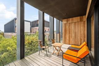 Op de derde verdieping van Waterhuys, binnen de gerenommeerde Kanaalsite van Axel Vervoordt, bevindt zich dit luxueuze appartement van ca. 235 m² met een indrukwekkend terras van ca. 72 m². Architectuur, rust, licht en verfijning komen hier samen in een uitzonderlijke woonomgeving aan het water.<br /><br />Indeling:<br />De royale leefruimte geniet van brede glaspartijen, warme parketvloeren en een directe connectie met het terras. Vanuit de woonkamer en buitenruimte is er zicht op het water.<br /><br />Aansluitend bevindt zich de luxueuze keuken met donker kamerhoog maatwerk, een royaal natuurstenen eiland, geïntegreerde toestellen en subtiele verlichting. Naast de keuken is er een aparte bijkeuken/wasplaats met spoelzone en extra opbergruimte.<br /><br />Het terras vormt een echte verlenging van de leefruimte. Door de royale oppervlakte, houten afwerking en beschutte ligging voelt deze buitenruimte aan als een private loggia, met zicht op het water en de architecturale omgeving van Kanaal.<br /><br />De mastersuite is opgevat als een discrete private wing met ruime slaapkamer, dressing op maat en een serene badkamer met vrijstaand bad, inloopdouche en dubbele wastafel. Daarnaast is er een tweede volwaardige slaapvleugel met slaapkamer, dressing en eigen badkamer, ideaal als gastenverblijf of suite voor een inwonend kind.<br /><br />Bijzonderheden:<br />- Zicht op het water vanuit leefruimte en terras<br />- Luxueuze keuken met natuurstenen eiland<br />- Aparte bijkeuken/wasplaats<br />- Mastersuite met dressing en badkamer<br />- 2e slaapkamer met dressing en eigen badkamer<br />- 3 garageplaatsen verplicht bij aan te kopen aan € 25.000 per plaats