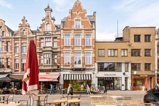 Voor meer informatie: 016199348 of via info@homixx.be<br /><br />Dit prachtige luxe appartement heeft een ideale ligging in het centrum van Mechelen! In 2024 is deze woonst volledig gerenoveerd/herbouwd, alles is smaakvol afgewerkt met waardevolle, duurzame materialen. Verder zorgen de nieuwe technieken dat u kan genieten van alle comfort en uw verbruik tot een minimum beperkt. Licht en ruimtegevoel is wat overheerst in dit appartement, dit mede door de zeer praktische indeling. Naast het smaakvolle interieur geniet je buiten met het hele gezin van een gigantische buitenruimte.<br /><br />Indeling:<br />We betreden de woonst via de inkomhal met gastentoilet. De inkomhal geeft toegang tot de royale leefruimte met een prachtige open keuken, eetkamer en zithoek. Hier stroomt het zonlicht volop binnen door de enorme ramen. Naast de keuken is nog een kleine berging. Verder in de inkomhal komen we aan de 2 ruime slaapkamers, beide met een en-suite badkamer.<br /><br />Tot slot is er nog een fantastische buitenruimte.<br /><br />Verder zijn er GEEN vaste gemeenschappelijke/maandelijkse kosten. <br /><br />Het appartement is beschikbaar vanaf 1/12/2025! BEMEUBELD VERHUUR MOGELIJK!<br /><br />Maak snel u afspraak op 016199348 of via info@homixx.be