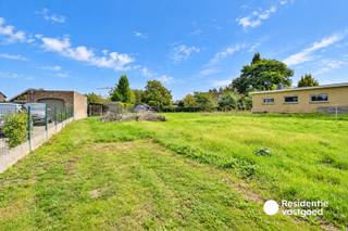 Welkom in de Koolskampstraat 2A in Torhout, waar deze ruime bouwgrond van 816 m² een mooie opportuniteit biedt voor wie zijn eigen woonproject wil realiseren.<br /><br />Het perceel geniet van een aangename ligging op korte afstand van het centrum van Torhout, met winkels, scholen en andere dagelijkse voorzieningen vlot bereikbaar. Daarnaast bevinden zich verschillende fiets- en wandelroutes in de nabije omgeving, ideaal voor wie rustig wil wonen met toch een goede verbinding naar het centrum.<br /><br />De bouwgrond biedt mogelijkheden voor het realiseren van een vrijstaande woning. Onder voorbehoud van de geldende stedenbouwkundige voorschriften kan tevens bekeken worden of een koppelbouw mogelijk is.<br /><br />Bent u op zoek naar een ruime bouwgrond op een gunstige locatie in Torhout? Contacteer ons gerust voor meer informatie of een bezoek ter plaatse.<br /><br />De vermelde prijs is een richtprijs. Elk bod, hoger of lager, wordt voorgelegd aan de eigenaar, die zich het recht voorbehoudt dit te aanvaarden of te weigeren.<br /><br />Neem voorsprong met een vrijblijvende schatting via:<br />www.residentievastgoed.be/gratisonlineschatten