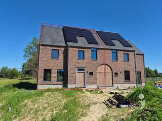 <p><span>Nieuwbouw halfopen woning met prachtige ligging.<br />Deze woning is gelegen in een groene en rustige omgeving.<br />Er is een ruime inkom met apart toilet en technische ruimte die ook ruim genoeg is om fietsen te stallen.<br />De lichtrijke leefruimte heeft een prachtig uitzicht op een mooie tuin en een ruim zonnig terras.<br />De keuken is voorzien van een eiland met veel opslagruimte en allerhande handige ingebouwde toestellen ( Afwasmachine, inductie kookplaat, wastafel, oven, frigo) </span></p><p><span>Naast deze keuke is er nog een extra berging met wasplaats.<br />Via de nachthal op de 1e verdieping bereiken we de slaapkamers en een badkamer. Hier is ook een extra toilet. <br />Er zijn op deze verdieping 3 ruime slaapkamers.</span></p><p><span>De badkamer is voorzien van een dubbele wastafel, een bad en een douche.</span></p><p><span>via de nachthal kan men dan nog 1 gigantische slaapkamer bereiken alsook een extra technische ruimte.<br />Voor de woning is er een oprit met plaats voor meerdere wagens. Deze is momenteel in aanleg.<br /><br /></span></p><p><span>De tuin loopt over in weilanden en het is ideaal om hier tot rust te komen.<br />Deze woning is bewoonbaar vanaf augustus 2026.</span></p><p><span>Deze woning is </span><span>niet </span><span>bemeubeld.<br />Dankzij de strenge bouwnormen is deze woning enorm zuinig in verbruik. Er zijn zonnepanelen aanwezig alsook een waterontharder.</span></p><p><span> </span></p><p><span>Interesse? Vraag uw bezoek aan via onze website!</span></p><p><span> </span></p>