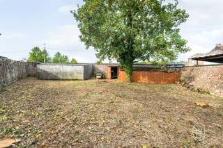 Ontdek dit robuuste, te renoveren huis met een woonoppervlakte van ongeveer 244 m², gelegen op een perceel van 520 m², vlakbij het centrum van Doornik.De begane grond bestaat uit een inkomhal met een open trap, een apart toilet, een ruime woonkamer met zit- en eetgedeelte, een keuken met eethoek en een stookruimte die toegang biedt tot de tuin.Op de eerste verdieping leidt een ruime overloop naar twee mooie slaapkamers en een badkamer.De tweede verdieping omvat twee extra slaapkamers en een ruimte die kan worden ingericht als doucheruimte.Buiten beschikt het pand over een terras, een volledig ommuurde en omheinde tuin, twee garages en een berging die via de achterzijde toegankelijk is.Technische kenmerken: centrale verwarming op gas, houten en PVC-kozijnen met enkel- en dubbelglas, aansluiting op de riolering, EPC-klasse D.De indeling van het terrein biedt bovendien de mogelijkheid, mits de nodige stedenbouwkundige vergunningen worden verkregen, om het perceel op te splitsen of een project met meerdere garages te ontwikkelen.Een ruim pand met talrijke inrichtingsmogelijkheden, ideaal voor professionals in de bouwsector, investeerders of gezinnen die op zoek zijn naar een groot renovatieproject.Zeker een bezichtiging waard!