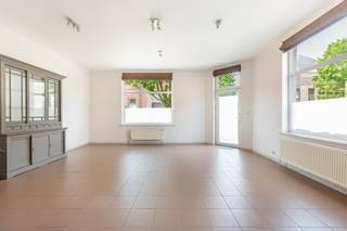 Op een uitstekende hoeklocatie, op de kruising van de Schriek en de Karel De Windtstraat, bevindt zich deze charmante en instapklare commerciële ruimte van ca. 90 m².<br /><br />Dankzij de prominente hoekligging geniet je hier van maximale visibiliteit en een aangename lichtinval. De ruimte leent zich perfect als kantoor, praktijkruimte, atelier of winkel en is onmiddellijk beschikbaar voor wie zonder zorgen van start wil gaan.<br /><br />Binnenin is het pand praktisch ingedeeld in twee afzonderlijke zones. Daarnaast is er een ingerichte keuken en een douche aanwezig.<br /><br />Een extra troef zijn de twee toegangen: een representatieve inkom op de hoek én een afzonderlijke achterdeur voor medewerkers, leveringen of privégebruik.<br /><br />Op zoek naar een commerciële ruimte met karakter en een sterke ligging?<br />Neem contact voor meer informatie of een bezoek ter plaatse.