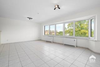 <h3>Licht en centraal gelegen appartement met prachtig zicht op het station van Eeklo</h3>

<p>Op zoek naar een comfortabel appartement op een <strong>centrale en uitstekend bereikbare locatie in Eeklo</strong>? Dit aangename appartement, gelegen op de <strong>derde verdieping</strong>, biedt een mooi uitzicht over het station en geniet dankzij de ligging en de grote raampartijen van een bijzonder aangename <strong>lichtinval</strong>.</p>

<p>De ligging is een absolute troef: <strong>winkels, scholen, openbaar vervoer, het park en de sporthal met zwembad</strong> bevinden zich allemaal op wandelafstand. Ook wie dagelijks pendelt, geniet hier van een bijzonder praktische woonomgeving.</p>

<p>Het appartement beschikt over een <strong>ruime leefruimte met veel natuurlijk licht</strong>, aansluitend op een <strong>nieuwe open keuken</strong> die zorgt voor een moderne en gezellige woonbeleving.</p>

<p>Verder zijn er <strong>één ruime slaapkamer en twee kleinere slaapkamers</strong>, ideaal als kinderkamer, bureau, dressing of hobbyruimte. Achteraan bevindt zich bovendien een <strong>terras</strong>, een fijne plek om even te ontspannen.</p>

<p>Ook parkeergelegenheid is in de omgeving aanwezig.</p>

<p><strong>Troeven op een rijtje:</strong></p>

<ul><li>Gelegen op de derde verdieping</li><li>Prachtig zicht op het station van Eeklo</li><li>Zeer centrale ligging</li><li>Winkels, scholen en openbaar vervoer op wandelafstand</li><li>Nabij park en sporthal met zwembad</li><li>Veel natuurlijke lichtinval</li><li>Nieuwe open keuken</li><li>1 grote slaapkamer + 2 kleinere slaapkamers</li><li>Terras aan de achterzijde</li><li>Parkeergelegenheid</li></ul>

<p><strong>Een ideale woonplek voor wie centraal, comfortabel en praktisch wil wonen, met alle voorzieningen binnen handbereik.</strong> Zeker een bezoek waard!</p>