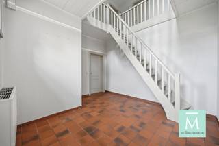 <p><span>Ruime woning met 4 slaapkamers, garage en diepe tuin op toplocatie!</span></p><p><span>Deze ruime gezinswoning (HOB) met functionele indeling en lichtrijke woonvertrekken biedt mogelijkheden voor wie ruimte en rust zoekt! Met zijn uitstekende ligging nabij Mechelen hebt u toegang tot alle voorzieningen (scholen, winkels, openbaar vervoer....) en via de R6 een snelle verbinding naar Antwerpen en Brussel.</span></p><p><span>Bij het betreden van de woning komt u in de ruime inkomhal met vestiaireruimte en een apart gastentoilet. Van hieruit heeft u toegang tot de open leefruimte met prachtig uitzicht op de groene tuin. De woonkamer bestaat uit een gezellige zithoek en een eetplaats. De grote raampartijen zorgen voor een aangename lichtinval en een open gevoel. Aansluitend bevindt zich de volledig geïnstalleerde keuken met voldoende kastruimte. Het gelijkvloers wordt verder aangevuld met bureau-hobbyruimte of extra slaapkamer, een aparte wasruimte en een praktische berging. De eerste verdieping beschikt maar liefst over vier volwaardige mooie slaapkamers en een badkamer (uitgerust met bad/douche, lavavobmeubel en toilet). Genieten van de buitenlucht kan op deels overdekt terras, de volledig omheinde tuin vormt een absolute troef, de ruime tuin met zuid-west oriëntatie biedt maximale zoninval en privacy. De lange oprit en garage zorgen voor extra comfort! Kortom, een zeer ruime gezinswoning met heel wat mogelijkheden, ideaal voor grote gezinnen of wie extra ruimte nodig heeft op een vlot bereikbare ligging! </span></p><p><span>Benieuwd? Wacht dan zeker niet te lang en contacteer ons (bel 015/20.20.82 of info@demakelaardij.be)</span></p>