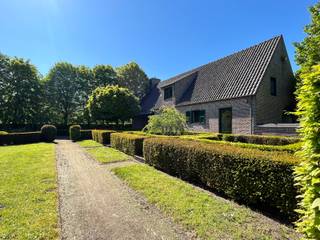 <p>Bent u op zoek naar een woonst met grond én bijgebouw? Bent u niet bang om de handen uit de mouwen te steken? Woont u graag landelijk, maar toch ook niet té ver van de bewoonde wereld? Dan is deze woning wat u zoekt.</p>
<p>Doorheen de afgelopen jaren werd het traject doorlopen om van de landbouwsite een woning met bijgebouw te maken. Voorwaarde hiervoor is dat de bestaande varkensstallen afgebroken worden en vervangen worden door weide.</p>
<p>Het bijgebouw is 89,41m²(14,30m breed op 7,45m diep) en een totaal bouwvolume: 494,19m³.</p>
<p>De woning wordt voorzien van eigen energie dankzij de grote installatie ZONNEPANNELEN die werd voorzien op het bijgebouw.</p>
<p>Buiten: oprit, weide, parking, achtertuin met moestuinzone en vijver.</p>
<p>Van dit woning op 1ha grond met open zicht uw nieuwe thuis maken?</p>
<p>Contacteer Bonne Vastgoed 7 op 7 voor meer info of bezoek via 0468/10.40.40 of info@bonnevastgoed.be .</p>