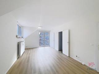 UCCLE - Vlakbij parvis Saint-Pierre, dicht bij alle voorzieningen (winkels, vervoer). Mooi, onlangs gerenoveerd studio-appartement van ca. 35 m², gelegen op de 3e en bovenste verdieping van een klein gebouw. Bestaande uit Entree, hal met garderobe, aparte wc, woonkamer van ±23m² met toegang tot het mooie terras op het zuiden, doucheruimte (douche, wastafel, opbergruimte), ingerichte keuken (oven, kookplaat, koelkastruimte). Kelder. <br /><br />Voorziening voor lasten: 150€ (koud water, warm water, verwarming, gemeenschappelijke ruimtes). <br /><br />Beschikbaar : 01/10/2026. <br /><br />PEB: G. <br /><br />De afmetingen worden ter informatie gegeven.<br /><br /><br />Op de 3e verdieping:<br /><br />Entreehal met garderobe<br />Aparte wc<br />Woonkamer van ±23 m² (3,5 m x 6,5 m) met toegang tot het mooie terras op het zuiden van ±4 m²<br />Ingerichte keuken (oven, kookplaten, ruimte voor koelkast)<br />Doucheruimte (douche, wastafel, opbergruimte)<br />Kelder D3