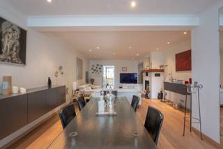 Op een gunstige en rustige ligging bevindt deze verrassend ruime woning met een gevelbreedte van 8 meter en vele mogelijkheden.De woning heeft de...