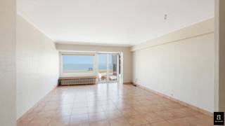 Ongemeubeld 3 slaapkamerappartement op het Rubensplein met fantastisch zeezicht.<br />Inkom met vestiaire en gastentoilet. Woonkamer met panoramisch zeezicht en zicht op het Rubensplein. Volledig ingerichte keuken met doorgeefluik.<br />3 slaapkamers, badkamer en douchekamer. Zuidgelegen terrasje.<br />Mogelijkheid tot het bijhuren van een autostaanplaats in de Paul Parmentierlaan.