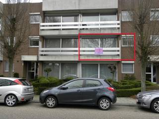 Appartement (90m²) op eerste verdiep met 2 slaapkamers in het hartje van Geel. Bestaande uit: inkomhal, ruime woonkamer, ingerichte keuken,...