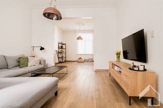 <p>In het centrum van Broechem vindt u deze comfortabele, ruime en instapklare woning met 5 slaapkamers. Op de gelijkvloerse verdieping vinden we een ruime inkomhal met authentieke elementen, een grote leefruimte (parketvloer) met logische indeling tussen eetkamer en salon, een volledig ingebouwde keuken met naastgelegen zithoek (zicht op de tuin) en een wasplaats/technische ruimte met apart toilet en ingemaakte kasten (en opbergzolder).<br />Op de tussenverdieping vinden we een ingebouwde dressing en achtergelegen ruime badkamer voorzien van een bad, douche, meubel en een toilet. Op de eerste verdieping liggen er 2 grote slaapkamers, waarvan één van 26m2 en één van 16,50m2. Op de tweede verdieping liggen er nog 3 slaapkamers van telkens 12m2 met ingemaakte kasten. 4 van de 5 slaapkamers zijn voorzien van een airco. Verder is er ook nog een mooie kelder. Achter de woning ligt er nog een mooi terras (aangelegd in 2021), die zicht geeft op de tuin. HR-ketel is nog vernieuwd in 2022. Voor meer info of een vrijblijvend bezoek: 0479/9 34 34 9.</p>