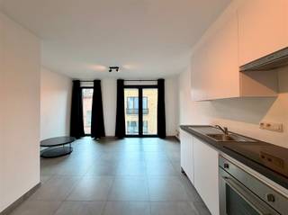 <p><span>Trendy 1-slaapkamerappartement in hartje Sint-Niklaas Trendy 1-slaapkamerappartement op de 2e verdieping in het centrum van Sint-Niklaas. Inkomhal, lichte living met open ingerichte keuken, berging-wasplaats, balkon vooraan en achteraan, 1 slaapkamer, ingerichte badkamer met douche en lavabomeubel, apart toilet, autostaanplaats, lift aanwezig. Dit appartement is gelegen nabij de ziekenhuizen, openbaar vervoer en op wandelafstand van de Grote Markt. €500 + €50 algemene onkosten. Het appartement is beschikbaar. E-peil : E37 - 55kWh/m² - UC: 13566</span></p>