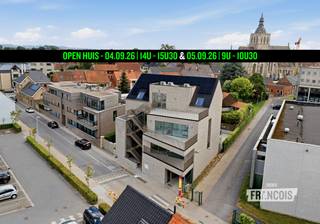 OPEN HUIS VAN ALLE APPARTEMENTEN: 04.09.26 | 14U - 15U30 &amp; 05.09.26 | 9U-10U30<br /><br />In Poperinge, gelegen in de Heilig-Hartstraat bevindt zich deze kleinschalige residentie, dit met 6 appartementen. Deze nieuwe residentie wordt afgewerkt in 2026 en werd gebouwd door Bouwonderneming Catteeu en Karure group. Met zijn interessante locatie dichtbij de Grote Markt (650m), allerlei voorzieningen (dokter, apotheek, winkels, scholen, horeca, sportgelegenheid) én voldoende gratis parking is dit een buitenkans! Er zijn nog 5 appartementen beschikbaar, telkens verschillend ingedeeld maar steeds kwalitatief afgewerkt. De keuken kan bij de meeste appartementen nog zelf worden gekozen én zitten in de prijs vervat. <br /><br />Er is mogelijkheid om een staanplaats bij te kopen, verder is er ook een gemeenschappelijke fietsenberging. <br /><br />Ben je een investeerder die zorgeloos wil verhuren of wil je liever zelf rustig maar centraal in Poperinge wonen? Maak dan meteen een afspraak met Manon (+32 475 21 56 22) voor een bezoek ter plaatse! <br /><br />Algemene informatie: <br /><br />- Terras aanwezig<br /><br />- EPC-label: A<br /><br />- Verwarming en actieve koeling: warmtepomp lucht/lucht<br /><br />- Lift aanwezig<br /><br />- Gemeenschappelijke waterontharder en regenwaterput <br /><br />Troeven<br /><br /><ul><li>Topligging in Poperinge<br /><br /></li><li>Staanplaats kopen mogelijk<br /><br /></li><li>Keuken naar eigen keuze</li></ul>