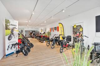 Instapklaar recente perfect ingericht BEDRIJFSGEBOUW (showroom/atelier/burelen en parking) gelegen in het bedrijvenpark Brandemolen te...